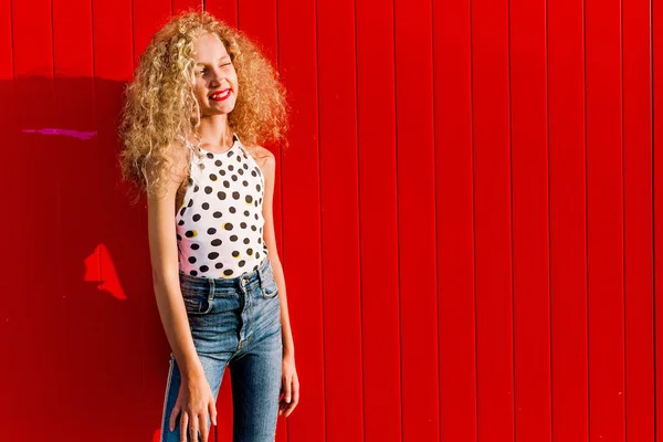 Adolescent fille posant sur rouge mur fond — Photo