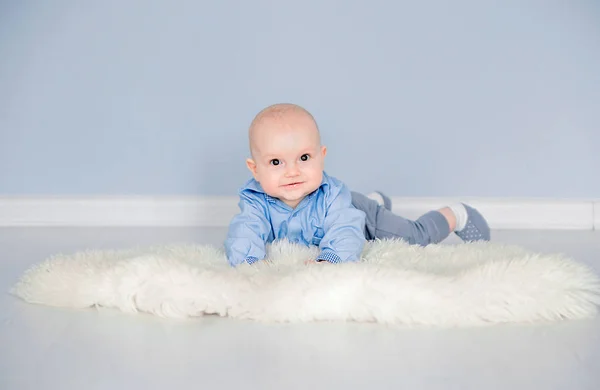 Entzückender kleiner Junge liegt auf dem Boden in ihrem Kinderzimmer unter dem Zelt — Stockfoto