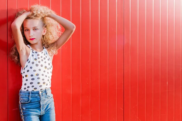 Adolescente chica posando en rojo pared fondo — Foto de Stock