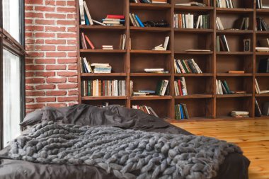 Minsk , Beyaz Rusya - 30 Ocak 2019. Yerde bir yatak ve bir kitaplık ile rahat oda