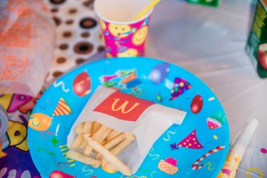 Minsk , Beyaz Rusya - 18 Mart 2019. Bir çocuk partisinde şenlikli yemekler ve Mcdonalds yemekleri
