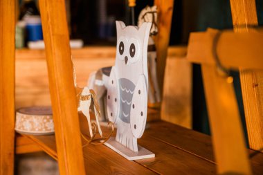 Ahşap bir rafta güzel oyuncak baykuş