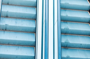 Halka açık bir yerde yürüyen merdiven. Yukarıdan görüntüle