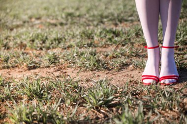 Kırmızı sandalet ve beyaz külotlu çorap kadın bacaklar