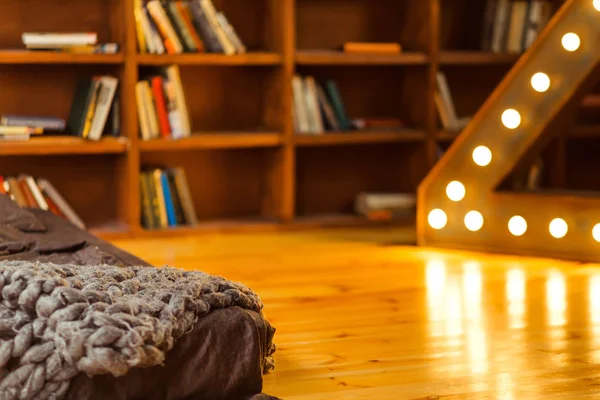 Interior de la habitación con un colchón en el suelo, una gran lámpara retro y libros —  Fotos de Stock