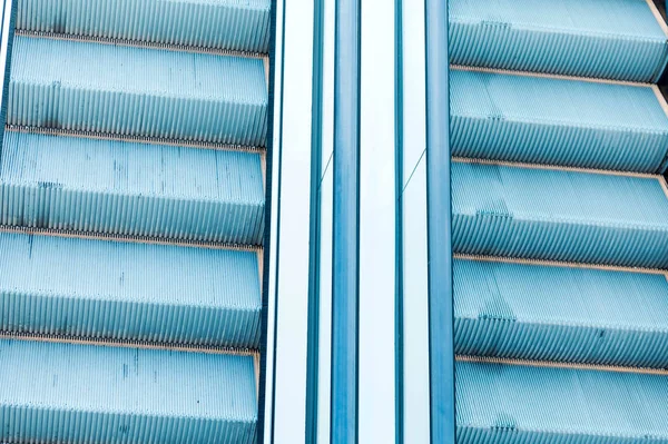 Halka açık bir yerde yürüyen merdiven. Yukarıdan görüntüle