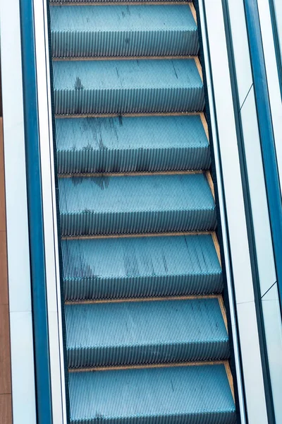Escalera mecánica en un lugar público. Vista desde arriba —  Fotos de Stock