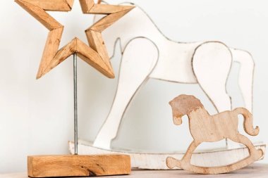 Masada tahta bir at ve bir yıldız var.