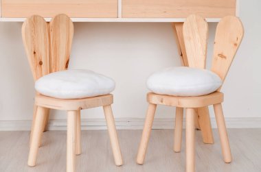 Kreşte tavşan kulakları ile 2 sandalye