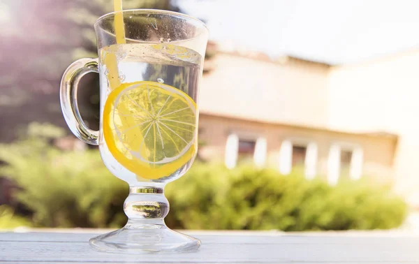 Ljus uppfriskande drink med citron på den gröna bakgrunden — Stockfoto