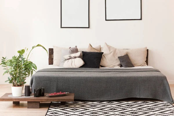 Çift kişilik yataklı İskandinav tarzı yatak odası