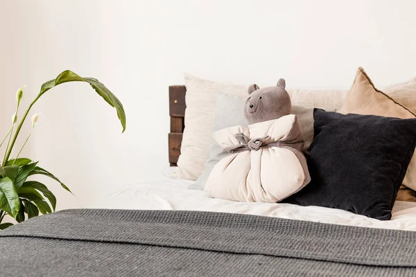 Подушка у вигляді ведмедя лежить на ліжку — стокове фото