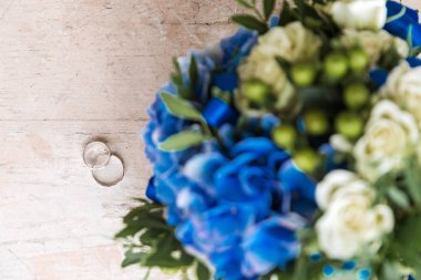 alyans çiçek bir demet yanında ahşap bir yüzey üzerinde yalan