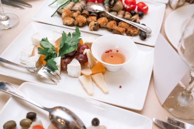 ziyafet masasında peynir ve üzüm tabağı