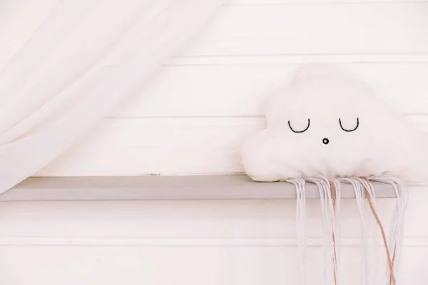 Almohada infantil en forma de nube sobre el fondo de una pared de madera —  Fotos de Stock