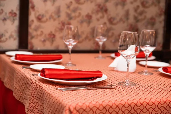 Apparecchiare la tavola nel ristorante. Tovaglie e tovaglioli rossi — Foto Stock