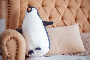 kanepede yatan oyuncak yumuşak büyük penguen