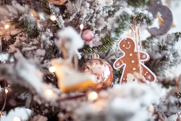 Juguete hombre de jengibre colgado en un árbol de Navidad —  Fotos de Stock