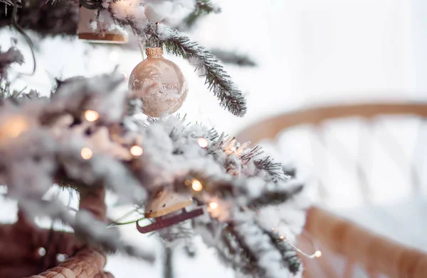 Juguete bola de Navidad colgando en el árbol con nieve artificial —  Fotos de Stock