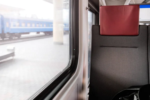 Assento do passageiro no trem perto da janela — Fotografia de Stock