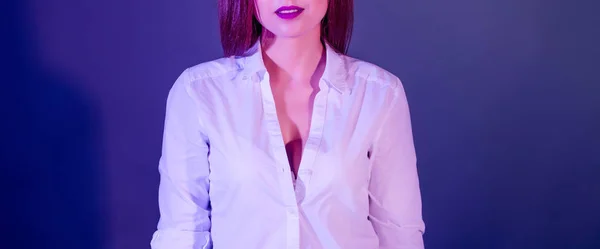 Žena v bílé košili ve studiu s barevnými filtry — Stock fotografie