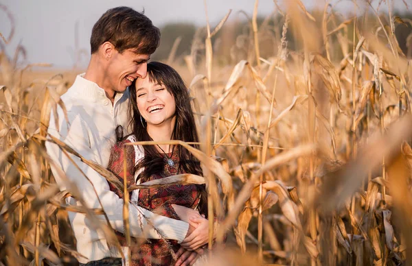 Feliz pareja joven en otoño campo de maíz —  Fotos de Stock