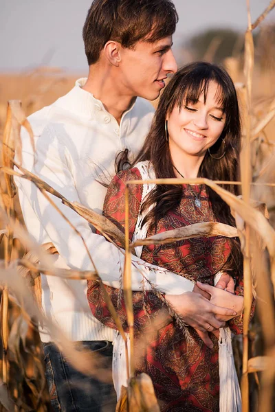 Happy young couple in autumn corn field — Stock Photo, Image