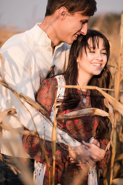 Szczęśliwa Młoda para w jesiennym polu kukurydzy — Zdjęcie stockowe