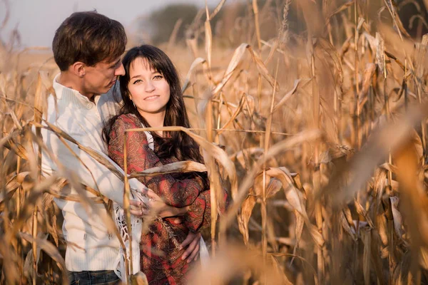 Feliz pareja joven en otoño campo de maíz —  Fotos de Stock