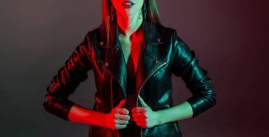 Renkli filtreler ile stüdyoda deri ceket kız