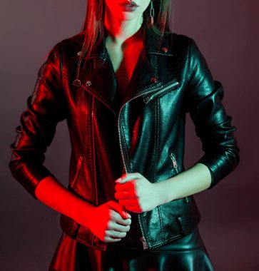 Renkli filtreler ile stüdyoda deri ceket kız