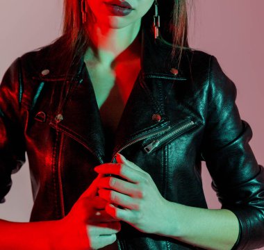 Renkli filtreler ile stüdyoda deri ceket kız