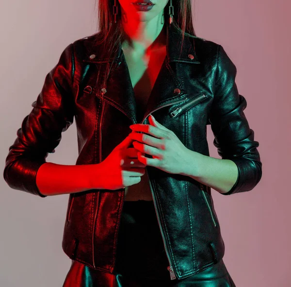 Fille dans une veste en cuir dans le studio avec des filtres de couleur — Photo