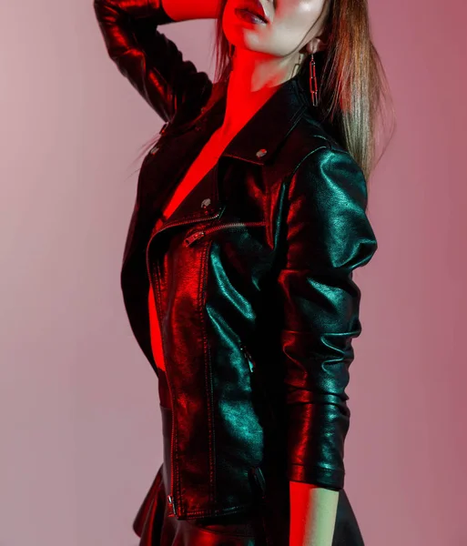 컬러 필터와 스튜디오에서 가죽 재킷에 소녀 — 스톡 사진