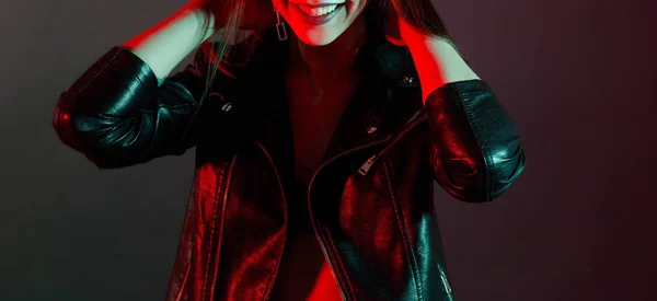 Renkli filtreler ile stüdyoda deri ceket kız — Stok fotoğraf