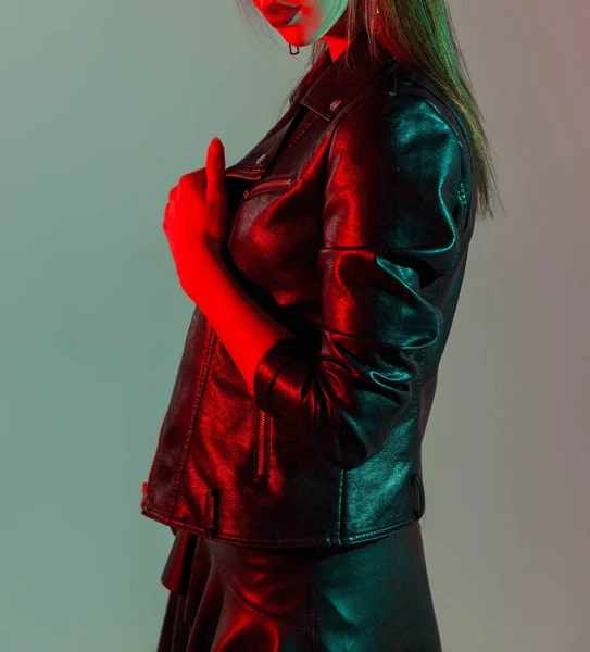 Fille dans une veste en cuir dans le studio avec des filtres de couleur — Photo