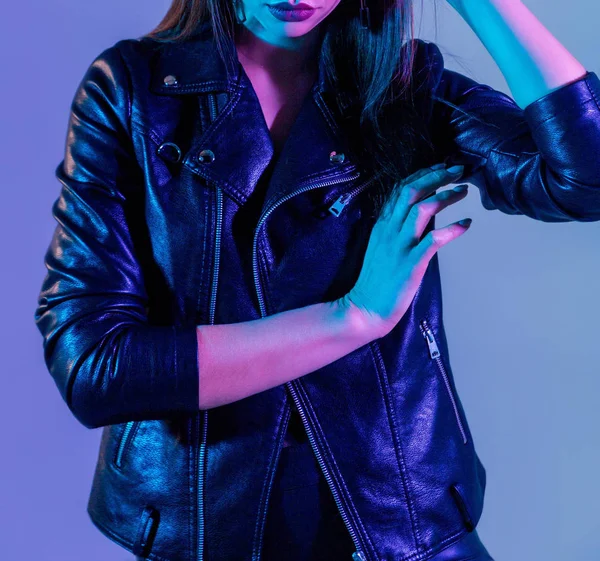 Девушка в кожаной куртке в студии с цветными фильтрами — стоковое фото