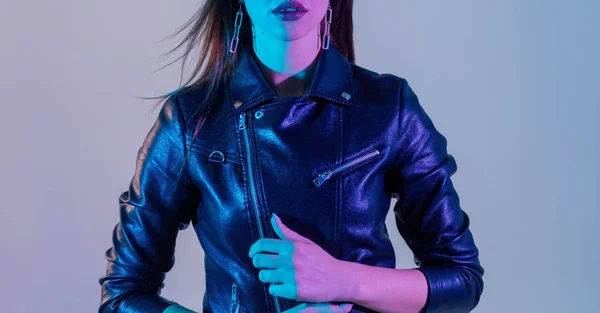 Dívka v koženém kabátku ve studiu s barevnými filtry — Stock fotografie