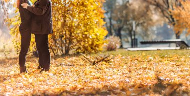 Sevgi dolu bir çift-bir adam ve bir kadın-sonbahar parkında birlikte vakit geçirmek, sarılmak