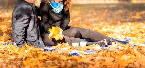 Una pareja amorosa - un hombre y una mujer - pasan tiempo juntos en el parque de otoño, abrazándose —  Fotos de Stock