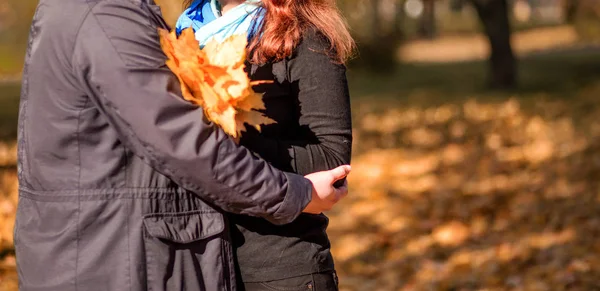 Una pareja amorosa - un hombre y una mujer - pasan tiempo juntos en el parque de otoño, abrazándose — Foto de Stock