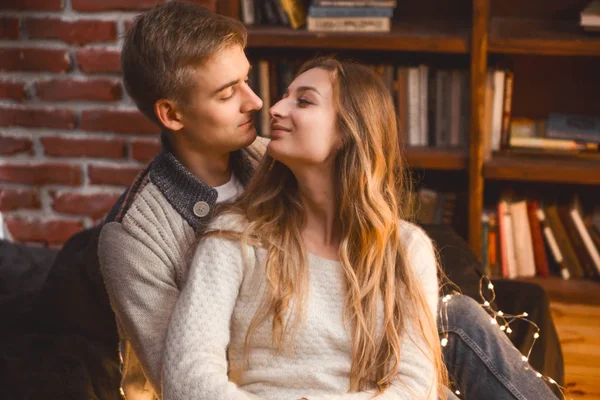 Pareja enamorada en una acogedora habitación abrazos — Foto de Stock