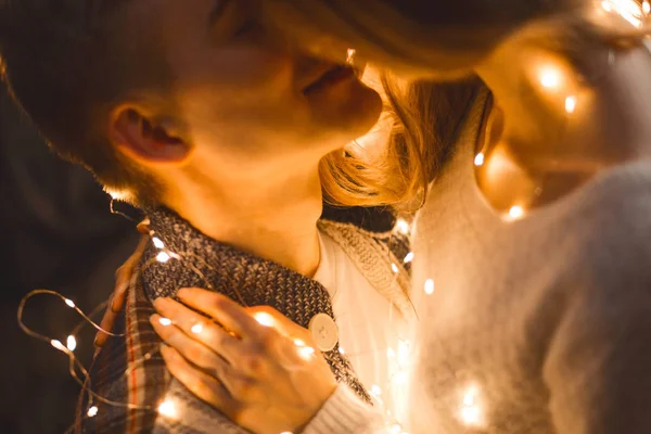 fenerler Yeni Yıl çelenk arasında rahat bir odada sarılmak aşık çift