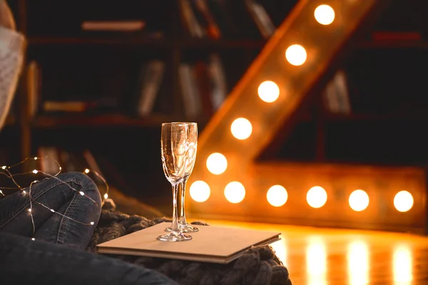 Yeni Yıl ışıkları arka planda şampanya cam — Stok fotoğraf