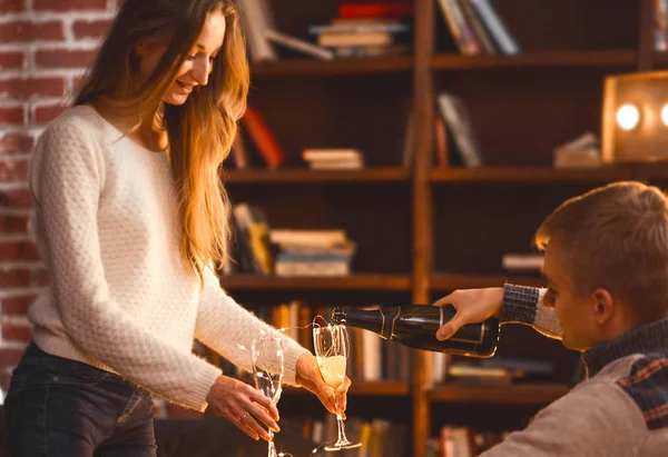 Мужчина и женщина пьют шампанское в уютной комнате в вечернем заведении — стоковое фото
