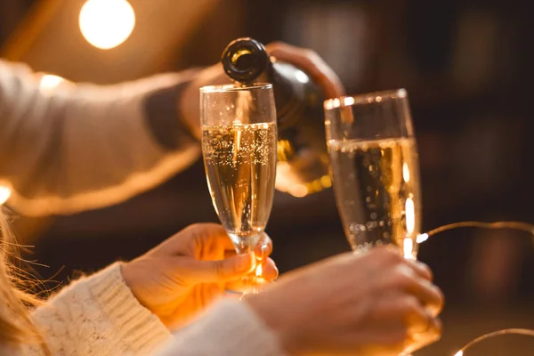 Man en vrouw drinken champagne in een gezellige kamer in de avond setting — Stockfoto