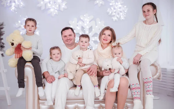 Grote familie in Nieuwjaar interieur poseren op camera — Stockfoto