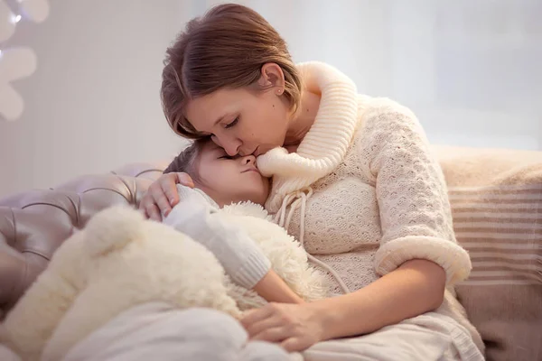La ragazza si è ammalata. Mamma abbraccia e bacia una figlia malata — Foto Stock