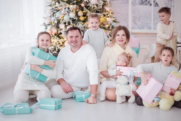 Uma grande família no interior do Ano Novo se diverte e posa para a câmera — Fotografia de Stock