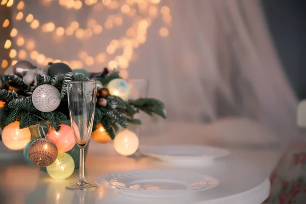 Champagnerglas und Neujahrsdekor auf dem festlichen Tisch — Stockfoto